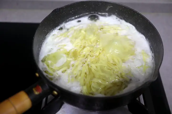 Cách Nấu Bữa Sáng Với Mì Trứng Rau Cải