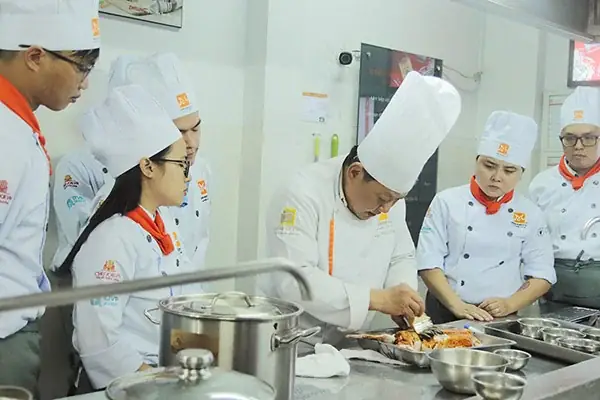 Học nấu mì vịt tiềm cùng bếp trưởng bếp Hoa giàu kinh nghiệm