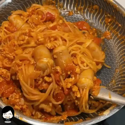 Mì Ý luồn xúc xích trông lạ mắt mà lúc ăn lại tiện hơn rất nhiều, chị em nhất định phải thử nha.