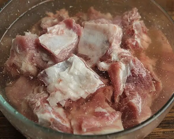 Bước 1: Sơ Chế Xương Heo