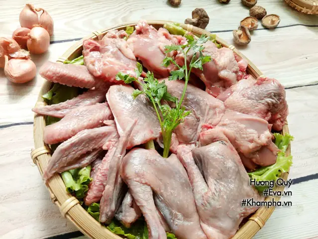 Miến Nấu Bồ Câu Đậm Vị Thịt Hầm Thơm Lừng Hương Nấm Mà Lại Rất Dễ Nấu. Miến Nấu Bồ Câu Đậm Vị Thịt Hầm Thơm Lừng Hương Nấm Mà Lại Rất Dễ Nấu.