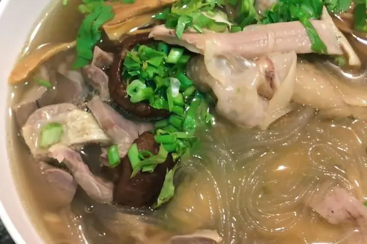 Miến Nấu Lòng Gà Là Món Ăn Quen Thuộc Được Nhiều Người Yêu Thích Trong Dịp Tết Nguyên Đán. Dưới Đây Là Bí Quyết Để Nấu Được Bát Miến Ngon Chuẩn Chỉnh.