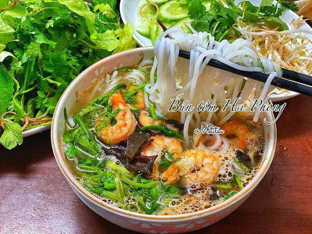 Chị Thủy chia sẻ, hiện nay bún tôm được chế biến "hiện đại" hơn với nhiều biến tấu, thêm các nguyên liệu khác nhau rất phong phú và hấp dẫn. Nhưng chị vẫn thích nấu theo phong cách truyền thống hơn, vừa thưởng thức món ăn vừa hoài niệm và thêm yêu mảnh đất quê hương.