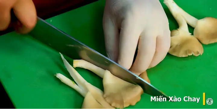 Bước 1: Sơ Chế Nguyên Liệu