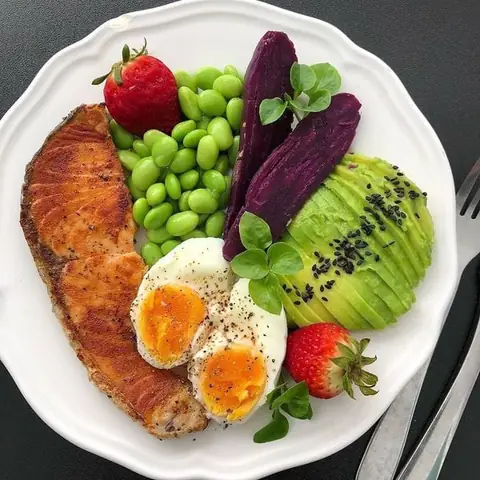 2. Cá Hồi, Bơ, Trứng, Khoai Lang, Đậu Coove Và Dâu Tây