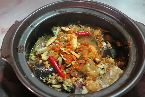 Bước 2: Kho cá chạch với nghệ