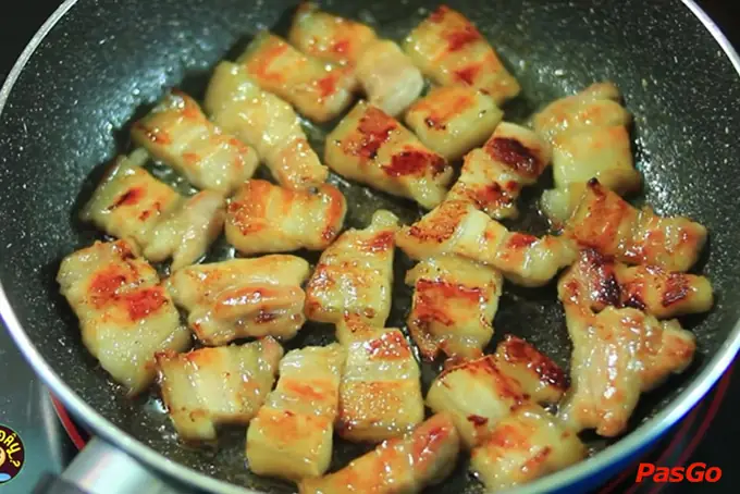 Bước 2: Rang Thịt Lần 1