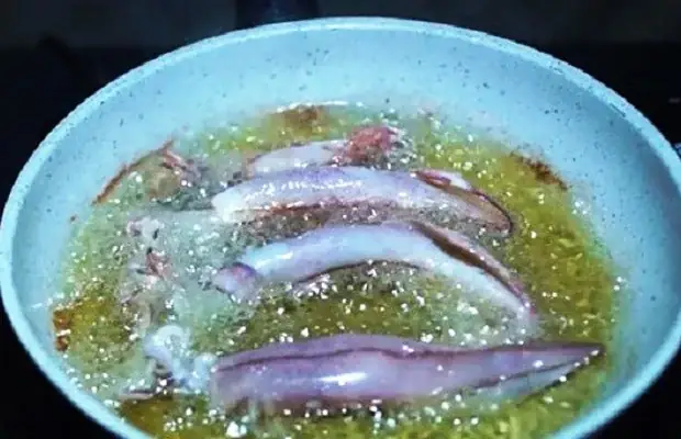 Bước 3: Chiên mực Bước 3: Chiên mực