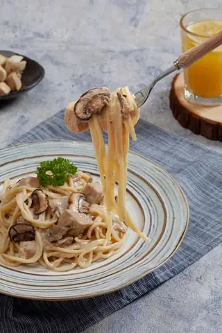 Mỳ Ý sốt kem gà nấm Pulmuone 332,2g dành cho 2 người ăn Mỳ Ý sốt kem gà nấm Pulmuone 332,2g dành cho 2 người ăn