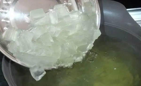 2. Ngâm Vào Nước Muối Pha Chanh