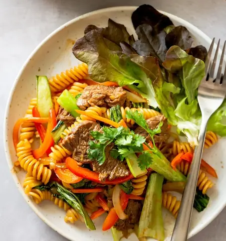 Bước 8:chuyển Thịt Bò Và Rau Xào Vào Đĩa Nui Đã Xào. Trang Trí Với Rau Mùi. Thưởng Thức Nóng. Bước 8:chuyển Thịt Bò Và Rau Xào Vào Đĩa Nui Đã Xào. Trang Trí Với Rau Mùi. Thưởng Thức Nóng.