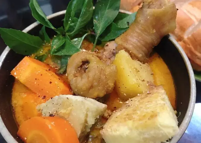 Thêm Khoai Môn Vào Nồi Cari