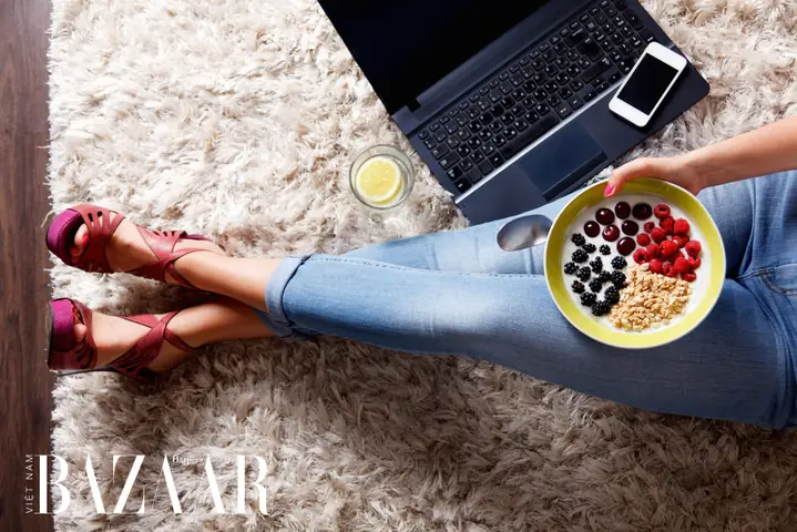 Cô Gái Ăn Cháo Yến Mạch