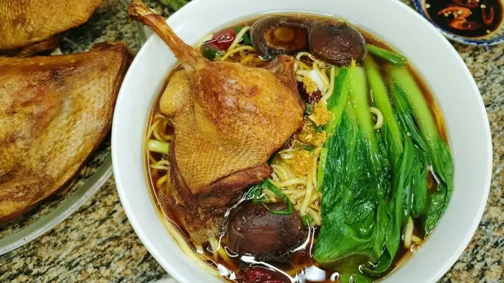 Cách nấu mì vịt tiềm bằng vịt quay nhanh gọn, nước dùng đậm đà