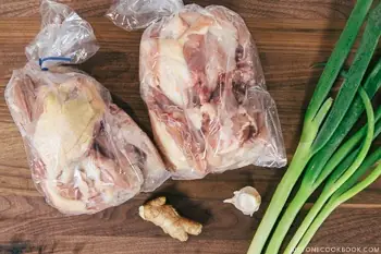 Phần nước dùng chính là yếu tố quyết định đến chất lượng nồi canh, súp. Đặc biệt, nếu được nấu bằng nước ninh từ xương gà, heo, nước dùng sẽ có mùi rất thơm, vị ngọt thanh dễ chịu.