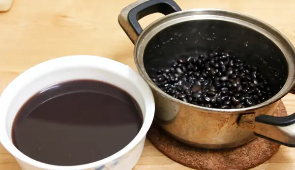 Bước 2: Nấu đậu đen đường phèn