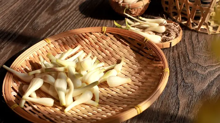 Bước 2: Làm sạch củ kiệu