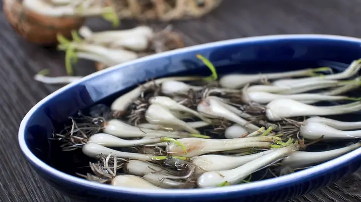 Bước 1: Ngâm nước muối loãng