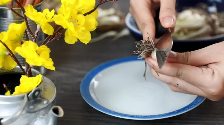 Bước 2: Làm sạch củ kiệu