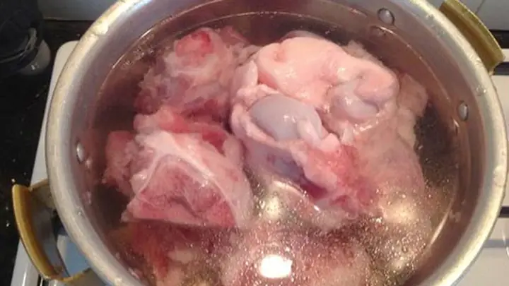 2Bạn nên dùng bao nhiêu nước hầm xương?