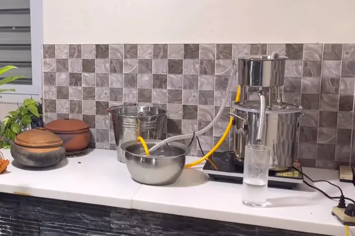 Bước 3: Tiến hành chưng cất nước hoa sen