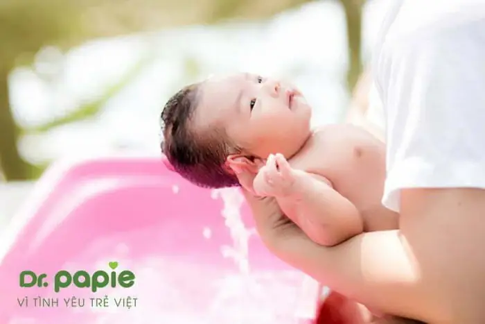 Cách tắm cho trẻ