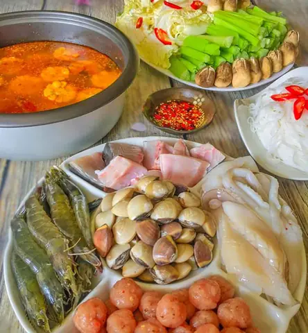 Sơ chế nguyên liệu nấu lẩu Thái chua cay