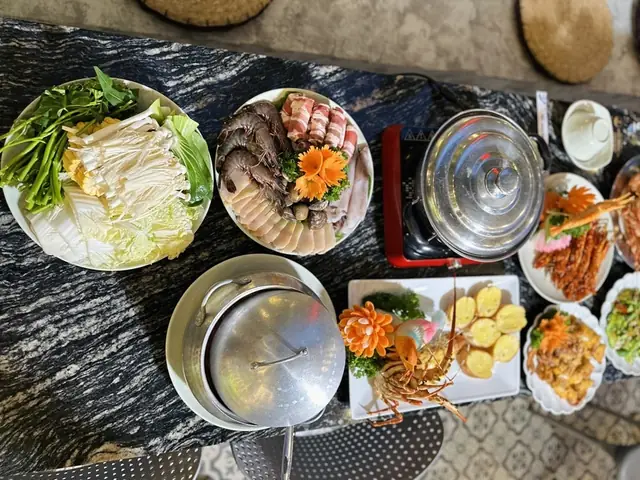 Lẩu TomYum nước cốt dừa ăn kèm với gì? Lẩu TomYum nước cốt dừa ăn kèm với gì?