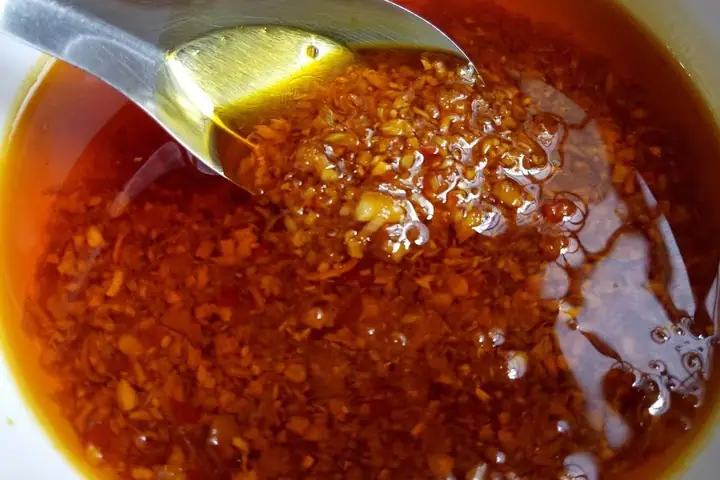 Làm nước sốt tỏi ớt