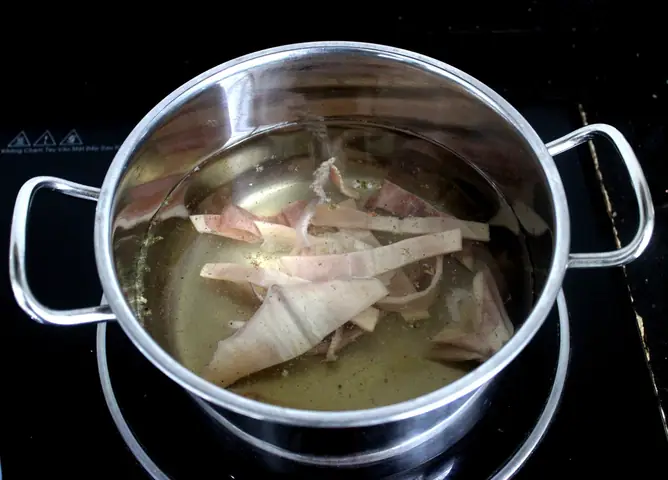 Ninh Mực Khô Làm Nước Lèo Nấu Bún Chả Cá Trong Những Ngày Giãn Cách - Ảnh 4. Ninh Mực Khô Làm Nước Lèo Nấu Bún Chả Cá Trong Những Ngày Giãn Cách - Ảnh 4.