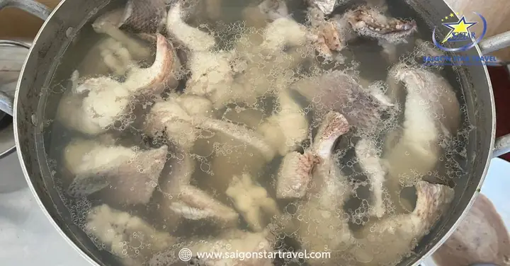 Bước 1: Luộc Cá & Tách Xương