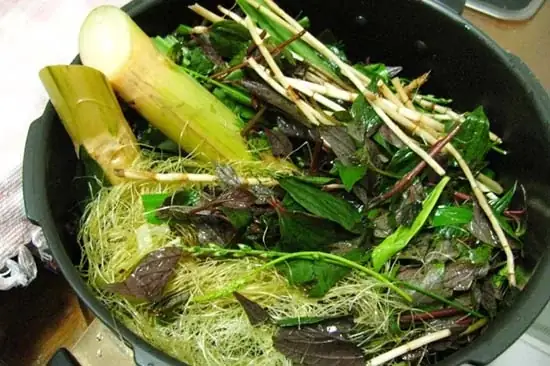 Bước 1: Nấu Rễ Tranh Mía Lau