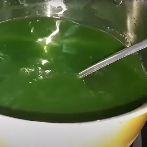 Nấu nước lá dứa với đường