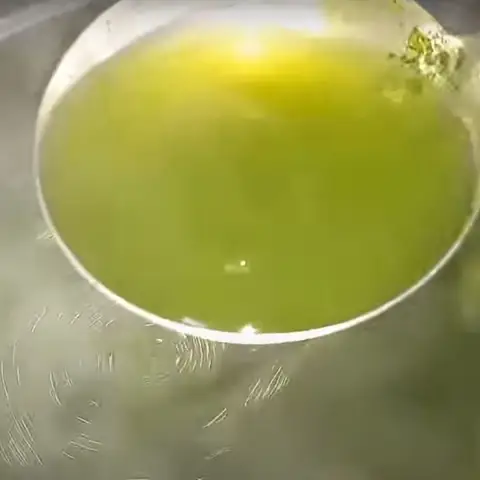 Nấu nước lá dứa với đường