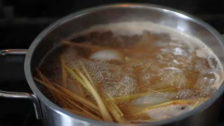 Nước dùng là linh hồn của nhiều món ăn ngon như hủ tiếu, miến, phở,... Nước dùng thanh ngọt, thơm ngon từ xương hòa với các loại gia vị, tạo nên hương vị đặc trưng khó quên chomón ăncủa bạn.