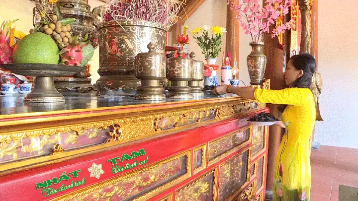 Dùng Nước Ngũ Vị Hương Lau Dọn Bàn Thờ