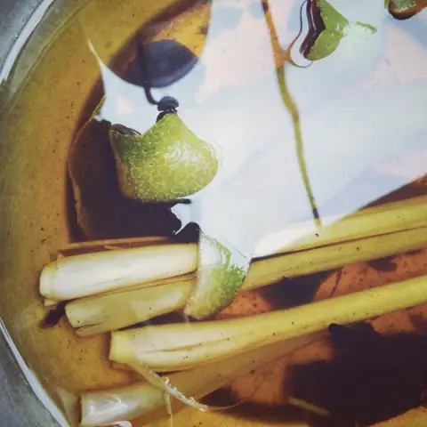 Cách nấu nước gội đầu từ vỏ bưởi và sả