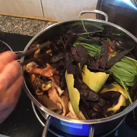 Cách nấu nước gội đầu từ vỏ bưởi và bồ kết