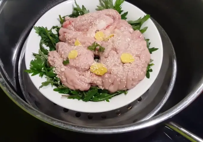 Các bước làm óc bò hấp ngải cứu Các bước làm óc bò hấp ngải cứu