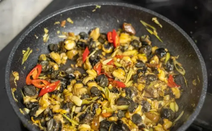 Bước 4: Nấu Ốc Om Chuối Đậu