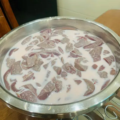 Sơ chế gan heo đã được thái miếng nhỏ ngâm với sữa tươi không đường khoảng 30 phút sau đó đổ ra để ráo sữa đây là công đoạn khử mùi tanh của gan. Thay vì sử dụng sữa tươi nhiều gia đình có thể sử dụng bằng rượu mai quế lộ để khử mùi của gan.