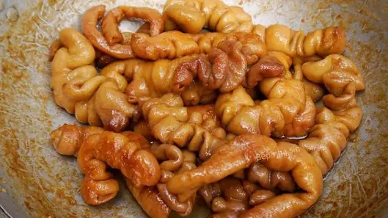 Bước 3: Khìa lòng heo với nước dừa