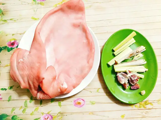 Phá Lấu Tai Heo Có Thể Làm Món Nhậu Lai Rai Hoặc Ăn Với Cơm, Bánh Mì Đều Rất Ngon, Thịt Tai Heo Giòn Sần Sật Hấp Dẫn Đến Miếng Cuối Cùng.