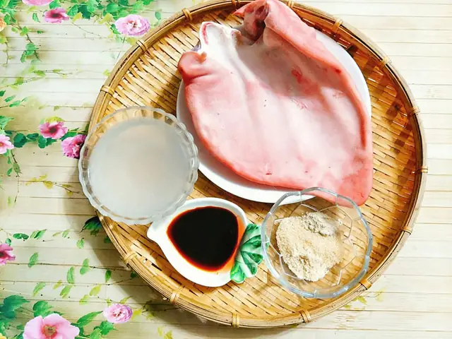 Phá Lấu Tai Heo Có Thể Làm Món Nhậu Lai Rai Hoặc Ăn Với Cơm, Bánh Mì Đều Rất Ngon, Thịt Tai Heo Giòn Sần Sật Hấp Dẫn Đến Miếng Cuối Cùng.