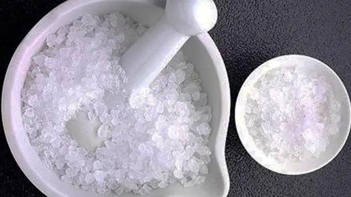 Bước 2: Rửa Và Giã Nhỏ Phèn Chua: