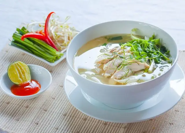 Phở Gà Miền Bắc Hấp Dẫn Từ Hương Thơm Của Thịt Gà Quyện Với Hoa Hồi, Quế, Thảo Quả Cùng Với Hạt Tiêu, Nước Phở Ngọt Mê Li Được Ninh Từ Xương Và Hành Tây.