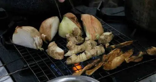 Bước 1: Nướng hành tím, hành tây, gừng