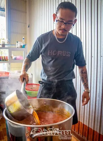Anh Lâm Anh Tuấn Cùng Anh Trai Của Mình Đã Sáng Tạo Cách Nấu Phở Ốc Hến.