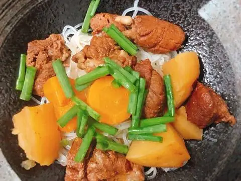 Cách nấu phở bò này chẳng những rất đơn giản và dễ dàng mà nguyên liệu cũng rất "cơ bản" và dễ tìm nữa.