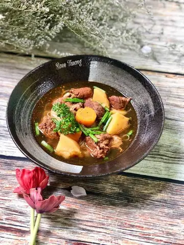 Cách nấu phở bò này chẳng những rất đơn giản và dễ dàng mà nguyên liệu cũng rất "cơ bản" và dễ tìm nữa.